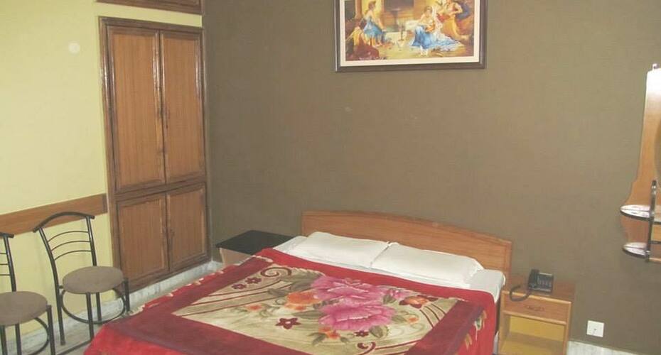 New Everest Hotel, Corbett 1